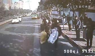 石家庄公交司机爆料视频,行车途中遭遇惊人一幕  第3张
