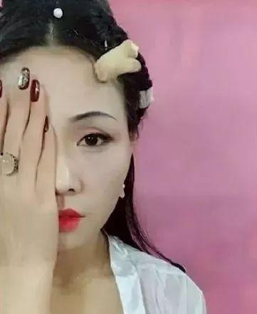 娱乐吃瓜女星化妆,揭秘化妆术背后的秘密  第3张