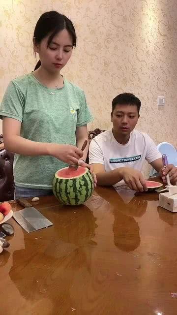 网红搞笑夫妻吃瓜了,笑料百出！
