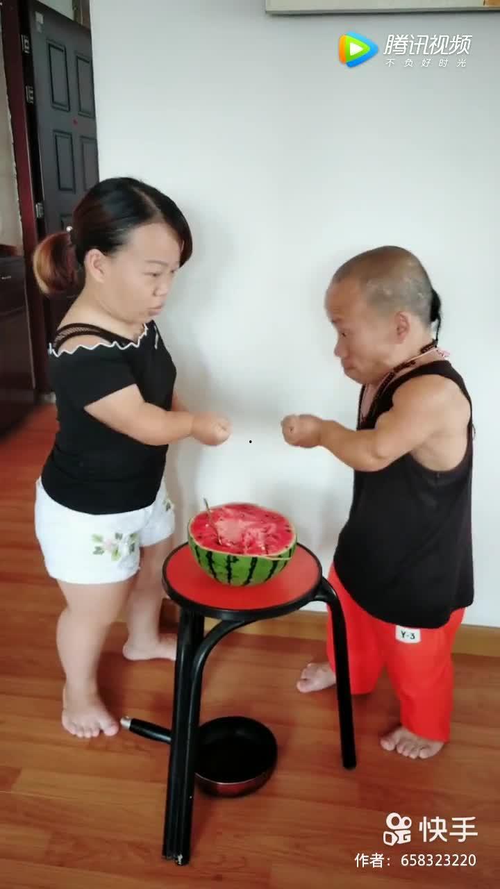 网红搞笑夫妻吃瓜了,笑料百出！  第3张