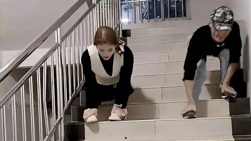 楼梯夫妇爆料视频大全  第2张